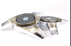 Gl�nzende, chromfarbene Magnete mit schwarzen Oberfl�chen zur Montage von LKW-Spinnern.