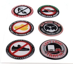 TJ Aufkleber Set: Sechs runde, gl�nzende 3D-Sticker mit Motiven wie Schuhen, Fahrzeugen und Symbolen in Schwarz, Wei�, Rot.