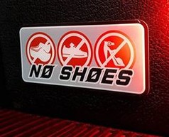 Ein 3D-Aufkleber "No Shoes" mit Verbotssymbolen f�r verschiedene Schuhtypen auf silbernem Hintergrund.