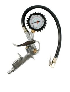 Graumetallische Luftpistole mit integriertem Druckmesser und schwarzem Schlauch.