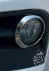 alt: Gepresster Edelstahl-Rahmen f�r Nebelscheinwerfer, gl�nzend am LKW montiert.