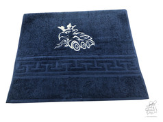 Marineblaues Handtuch mit wei�er LKW-Stickerei und einem eingewebten Musterband.