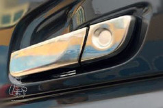 T�rgriff Applikation aus gl�nzendem Edelstahl auf einem dunklen LKW-T�rgriff.