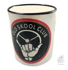 Wei�e Tasse mit schwarzem Rand und gro�em "Old Skool Club" Aufdruck, der ein Lenkrad und eine Hand zeigt.