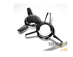Paar gl�nzender, verchromter 3-Speichen-Spinner f�r LKW-R�der.