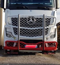 Silberne Aluminium Bull Bar mit rotem Unterteil an der Front eines wei�en Mercedes-Benz Actros LKWs.