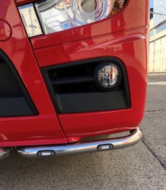 Gl�nzendes Eckrohr aus Metall mit wei�en LEDs an der Front eines roten LKW.