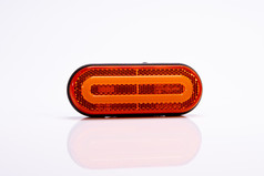 Ovale, orange Begrenzungsleuchte mit Reflexionsfl�che und schwarzem Rahmen auf wei�em Hintergrund.