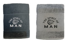 Gefaltete Baumwoll-Duscht�cher in silbergrau und Schwarz mit L�wenkopf-Stick und "THE SPIRIT OF MAN" Schriftzug.