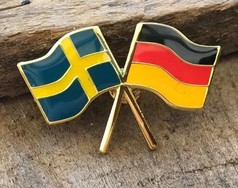 Scandi Pin Flagge mit gekreuzten Schweden- und Deutschlandflaggen, goldfarben.