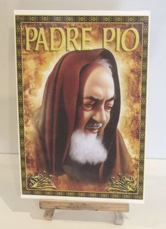 Scandi Aufkleber Padre Pio. Gold-brauner Aufkleber mit Abbildung eines Mannes in brauner Kutte, wei�em Bart und 