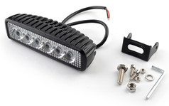 Breite schwarze LED-Arbeitslampe aus Aluminiumguss mit klarer Linse und Befestigungsmaterial.