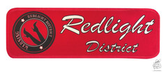 Rote Dashmat mit wei�em "Redlight District" Schriftzug und rundem Logo mit Beinen in High Heels.