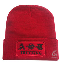 Rote Winterm�tze aus Strick mit schwarzem AST Trucking Logo-Patch.