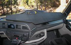 Gro�e, schwarze Ablage mit strukturierter Oberfl�che und Ausschnitt auf dem Armaturenbrett eines MAN TGX LKW.