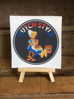Runder Scandi Aufkleber mit einer sitzenden holl�ndischen M�dchenfigur und dem Schriftzug "DUTCH STYLE".