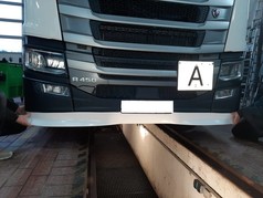 Wei�er GFK Spoiler/Sto�stangenverl�ngerung an hoher Scania New Generation R 450 LKW-Sto�stange zur Passprobe.