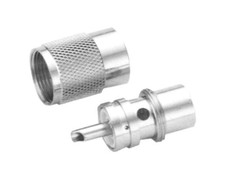 Zerlegter PL Stecker aus silberfarbenem Metall mit ger�ndelter �berwurfmutter und Stift.