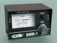 Schwarzes Stehwelle SWR-Meter mit analoger Anzeige und Bedienelementen. Beschriftet mit 