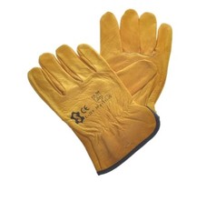 Ein Paar gelbe, weiche Lederhandschuhe liegen leicht �berlappend auf wei�em Hintergrund.