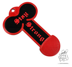 Roter und schwarzer Kunststoff-Schl�sselanh�nger in Einkaufswagen-Chip-Form mit roter "Stay Strong" Pr�gung.