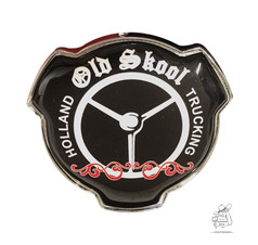 Schwarzes Plastik K�hleremblem mit Chromrand. Wei�es Lenkrad, "Old Skool Holland Trucking" Schriftzug und rote Ornamente.