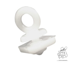 Wei�er Gardinenfeststeller aus Kunststoff mit Ring�se und Schraubgewinde.