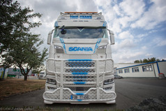 Frontansicht eines wei�en Scania LKW mit tiefer Sto�stangenverl�ngerung und Frontschutzb�gel.