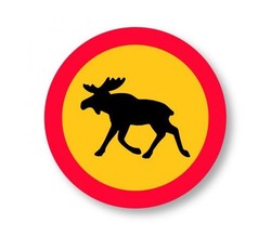 Runder gelb-roter Aufkleber mit schwarzer Elch-Silhouette.
