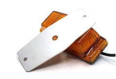 Edelstahlplatte f�r LED Lampe K�hlergrill, silberfarben, auf einer orangefarbenen Lampe.