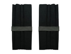 Ein Paar schwarze Bettgardinen aus Wildlederimitat mit Kunstleder-R�ckhalteb�ndern.