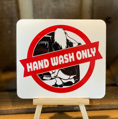 Wei�er Scandi Aufkleber mit rotem Kreis, Banner "HAND WASH ONLY" und Illustration einer Person beim Waschen.
