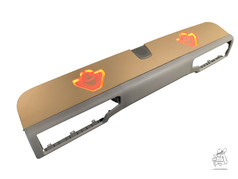 Beleuchtete goldfarbene Sonnenblendenabdeckung f�r Scania NG mit zwei roten V8-Logos und grauem Unterteil.