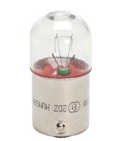 Eine Birne BA15S mit klarem Glaskolben und silbernem Metallsockel.