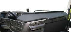 Gro�er, durchgehender Tisch f�r Volvo FH 5 LKW-Armaturenbrett, schwarz mit strukturierter Oberfl�che.