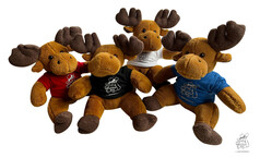 Verschiedene braune Pl�sch Elche tragen T-Shirts in Rot, Schwarz, Wei� und Blau mit 