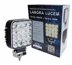 Quadratischer Jumbo LED Arbeitsscheinwerfer Grov Q109 mit schwarzem Aluminiumgeh�use und Edelstahlhalterung, daneben die Produktverpackung.
