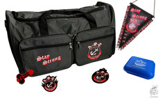 Fanpaket mit grauer Stay Strong Tasche, rotem Lufterfrischer, blauem Berg Brotzeitdose, schwarzem AST Wimpel, Einkaufs-Chip und AST Aufkleber.