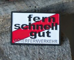 Ein rechteckiger Scandi Pin mit wei�em Grund, rotem Streifen und dem Text 