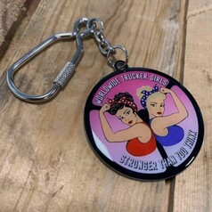 Runder pinker Schl�sselanh�nger mit Metallring. Zeigt zwei Trucker-Frauen und den Text 