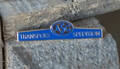 Blauer ASG Scandi Pin mit goldener Umrandung und den Schriftz�gen TRANSPORT und SPEDITION.