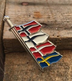 Scandi Pin mit mehreren skandinavischen Flaggen (Norwegen, Finnland, D�nemark, Schweden) auf Holz.