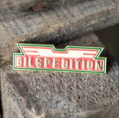 Scandi Pin Bilspedition: Goldgerahmter Pin mit rotem Feld, wei�em 