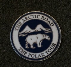 Runder Scandi Pin Arctic Road in Blau und Wei� mit Eisb�r, Bergen und dem Schriftzug 