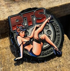 Scandi Pin mit Pin-up Girl auf schwarzem Reifen-Design, roter RTS-Schriftzug, 