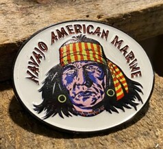 Ovaler Scandi Pin mit wei�em Hintergrund und farbigem Portr�t eines indigenen Mannes. Text: Navajo American Marine.