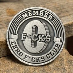 Runder, silbergrauer Metall-Pin mit der Pr�gung "MEMBER 0 F*CKS ZERO F*CKS CLUB".