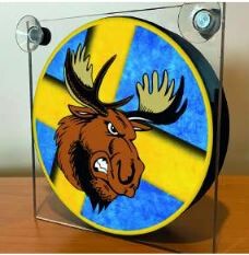 Leuchtkasten aus Acryl mit rundem Schild. Darauf ein B�ser Elch vor gelb-blauem Hintergrund. Mit Saugern.