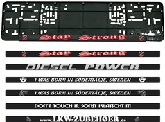 Schwarze Kennzeichenhalterung mit mehreren schwarzen Aufklebern f�r die Vertiefung, mit wei�en und roten Texten.