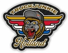 Schwarzer Aufkleber: Aggressiver Gorilla mit Kappe, bunten Fl�geln und TRUCKJUNKIE Holland Schriftzug.